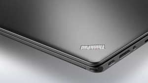 lenovo-laptop-convertible-thinkpad-yoga-black-cover-detail-12 - Recenzje komputerów Największym zainteresowaniem na współczesnym rynku sprzętu komputerowego cieszą się mobilne urządzenia dedykowane do wykonywania zadań związanych z codzienna pracę w ciąż zmieniających się warunkach środowiska biznesowego