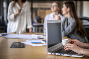 Najnowsza seria Lenovo Thinkpad E14, czyli następca serii Lenovo Thinkpad E490, to solidnie wykonane maszyny, które w niewielkim formacie i smukłej obudowie skrywają prawdziwą moc