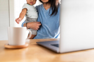 father-working-from-home-with-kid - Recenzje komputerów Korzystając z komputera często nie zdajemy sobie sprawy z tego, czym tak właściwie charakteryzuje się karta dźwiękowa